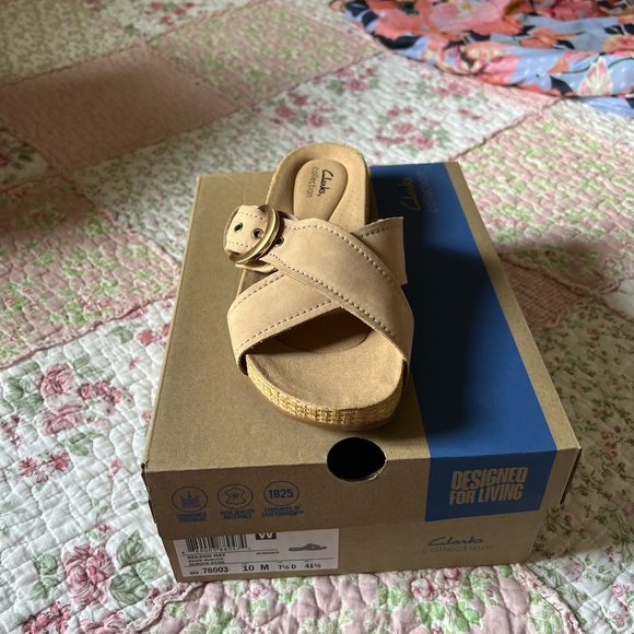 NWT Clarks Beige Slide Sandals with Buckle - Picture 2 of 4